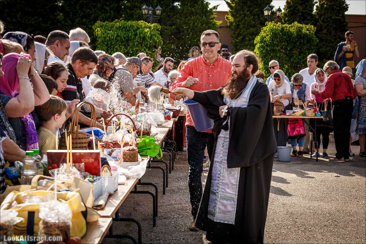 Пасхальное освящение куличей в церкви Тавифы в Яффо | LookAtIsrael.com - Фото путешествия по Израилю