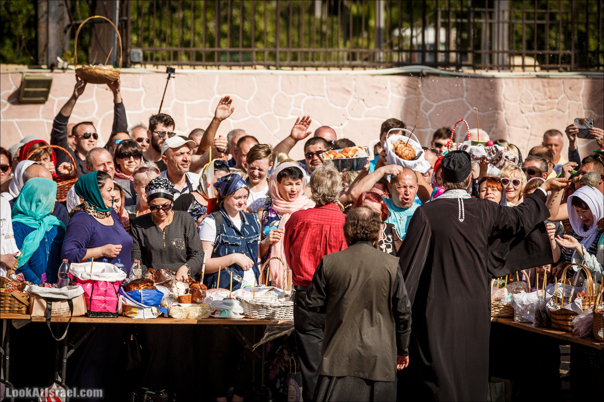 Пасхальное освящение куличей в церкви Тавифы в Яффо | LookAtIsrael.com - Фото путешествия по Израилю