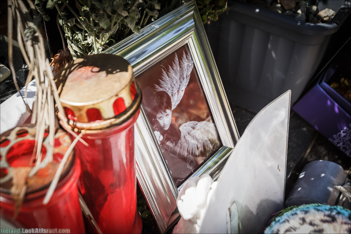 Могила Долорес О Риордан в Кахерелли (Caherelly Graveyard) - LookAtIsrael.com путешествует по Ирландии