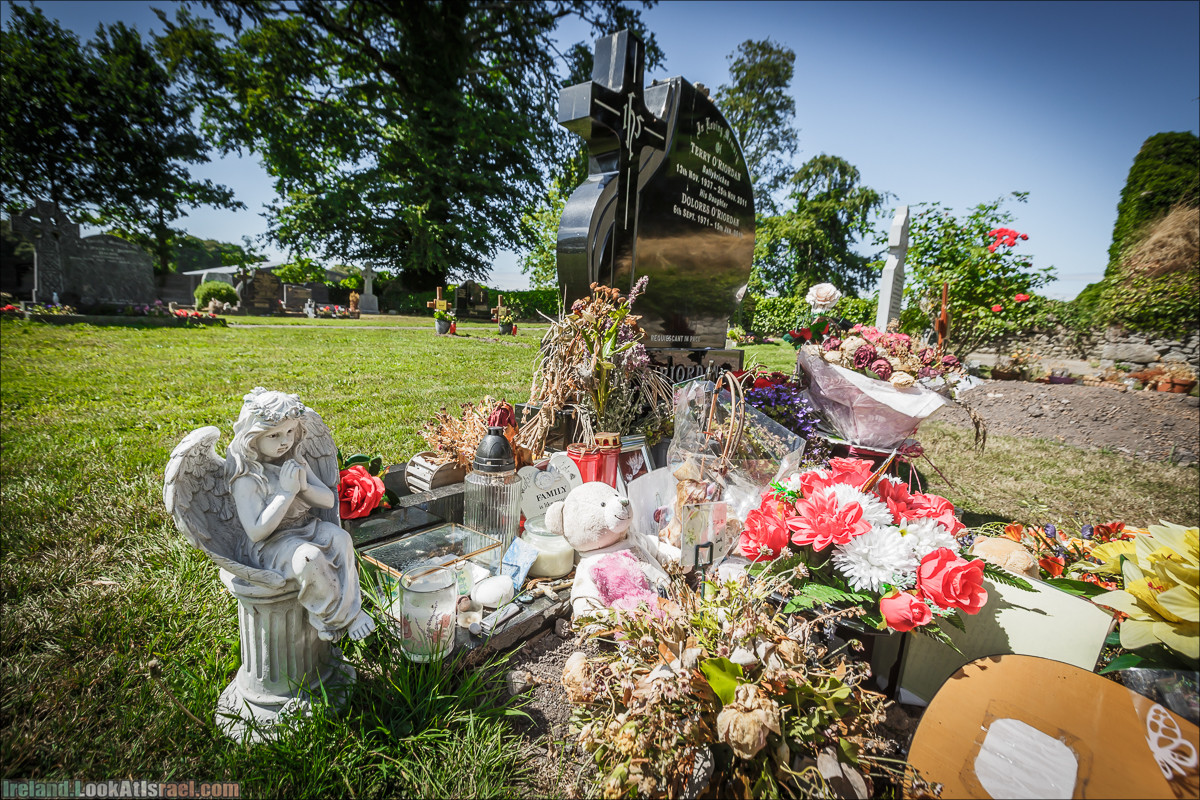 Могила Долорес О Риордан в Кахерелли (Caherelly Graveyard) - LookAtIsrael.com путешествует по Ирландии