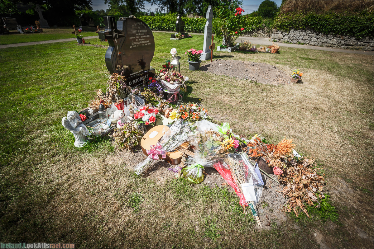 Могила Долорес О Риордан в Кахерелли (Caherelly Graveyard) - LookAtIsrael.com путешествует по Ирландии