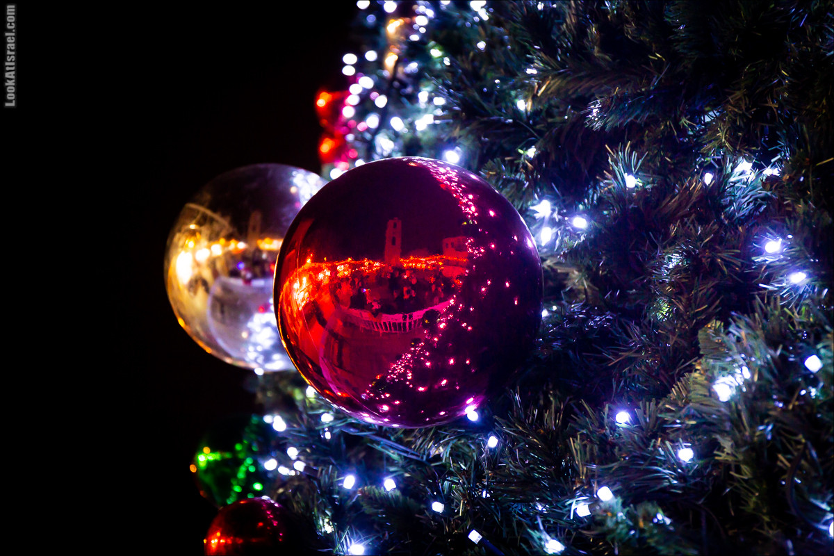 Одно фото ёлки, шара и ёлки в шаре