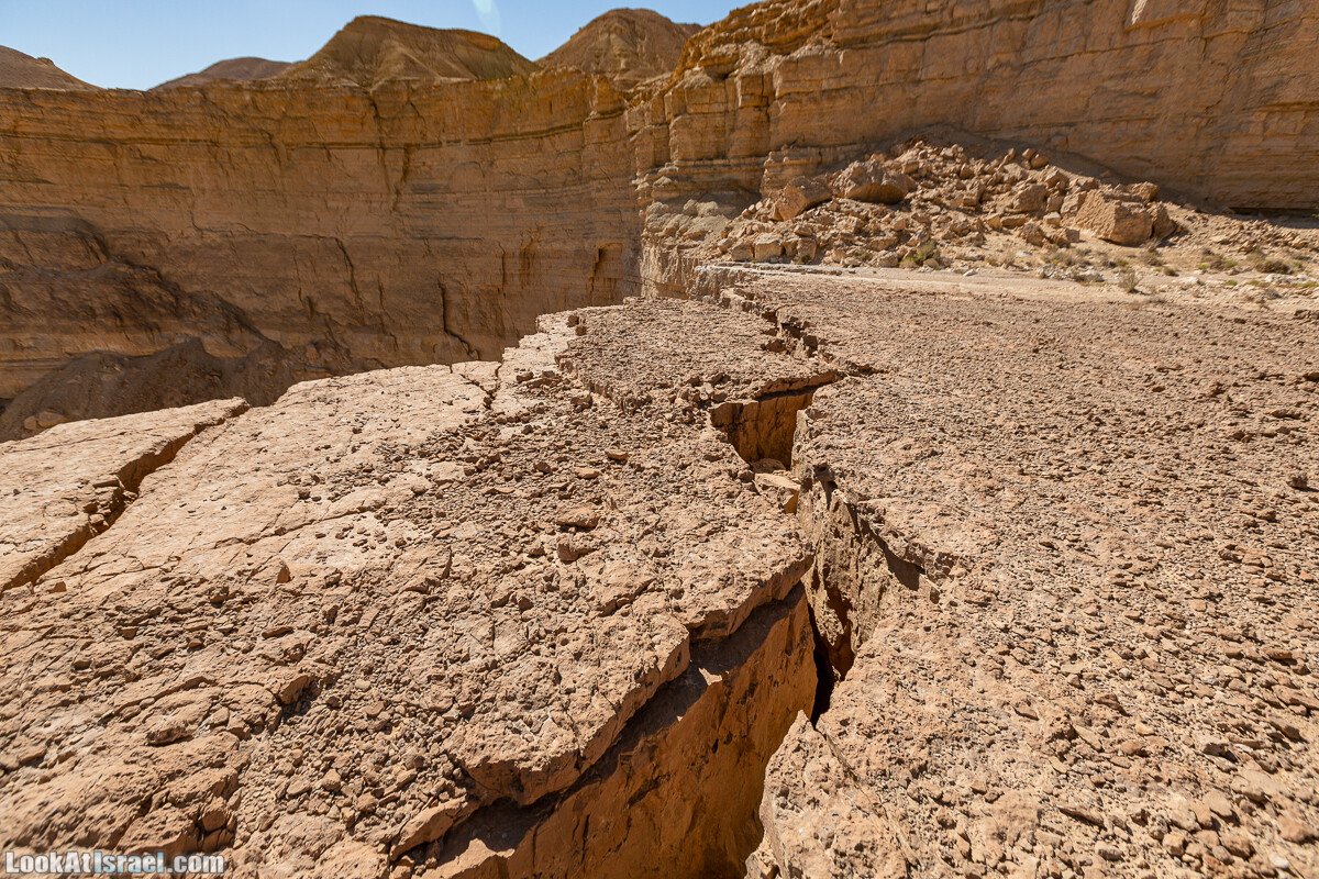 Разломы и трещины ручья Нахаль Этек | סדקים בנחל עתק | LookAtIsrael.com - Фото путешествия по Израилю
