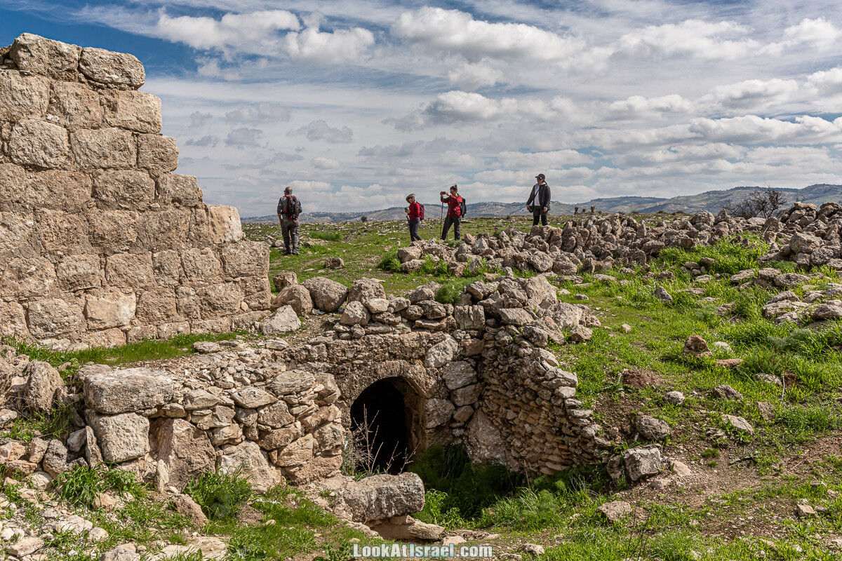 Затерянный город Умм а-Шекеф в округе Лахиш (אום א-שקף) | LookAtIsrael.com - Фото путешествия по Израилю