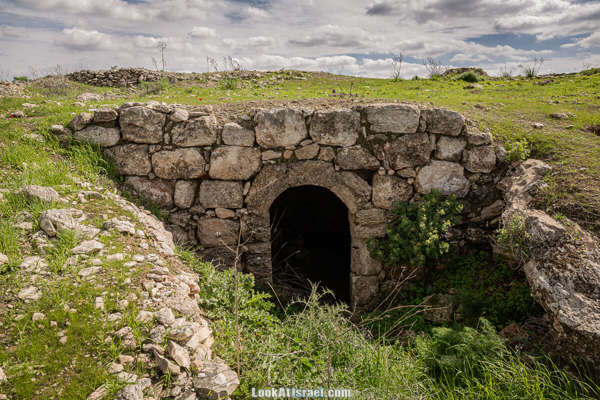 Затерянный город Умм а-Шекеф в округе Лахиш (אום א-שקף) | LookAtIsrael.com - Фото путешествия по Израилю