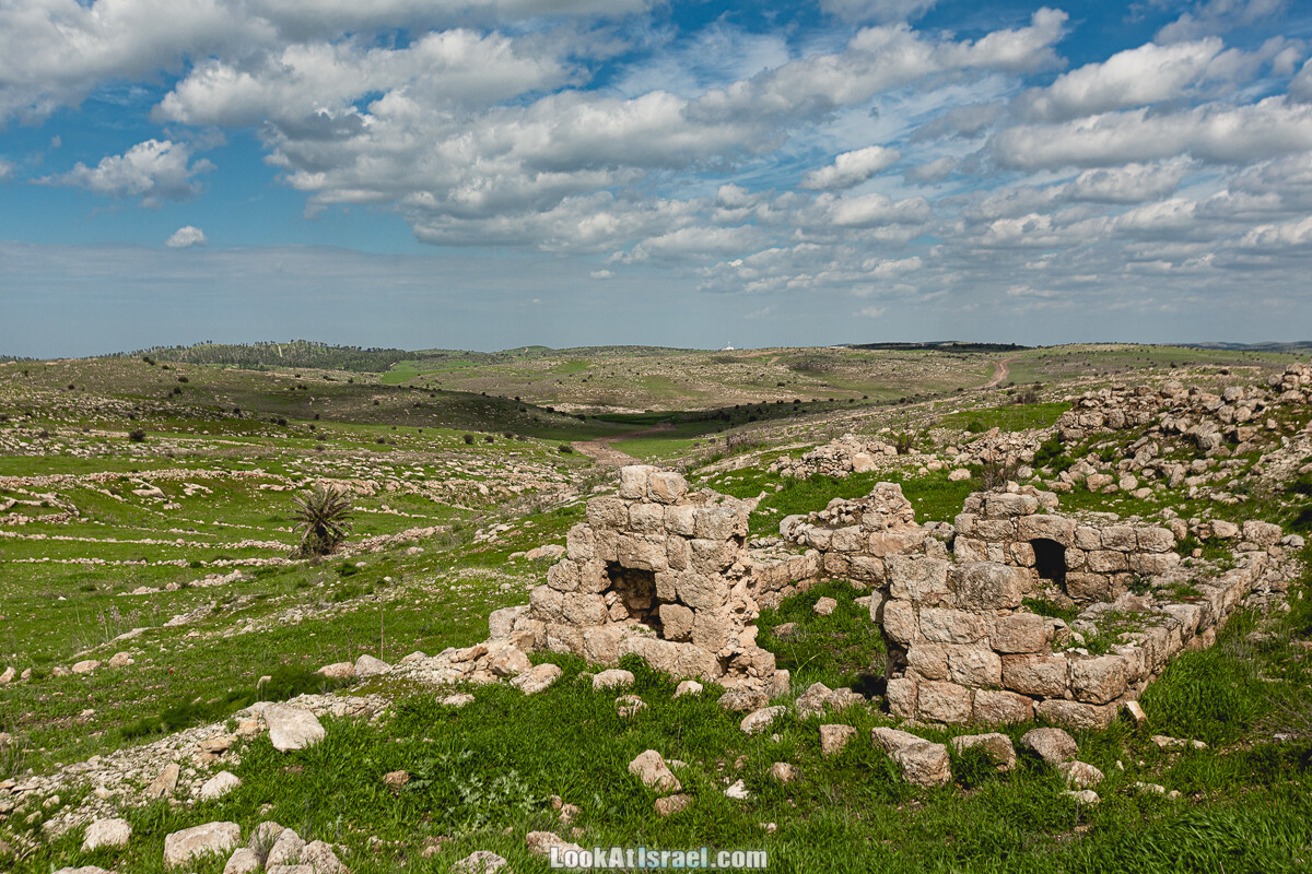 Затерянный город Умм а-Шекеф в округе Лахиш (אום א-שקף) | LookAtIsrael.com - Фото путешествия по Израилю