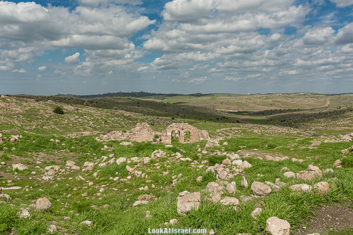 Затерянный город Умм а-Шекеф в округе Лахиш (אום א-שקף) | LookAtIsrael.com - Фото путешествия по Израилю