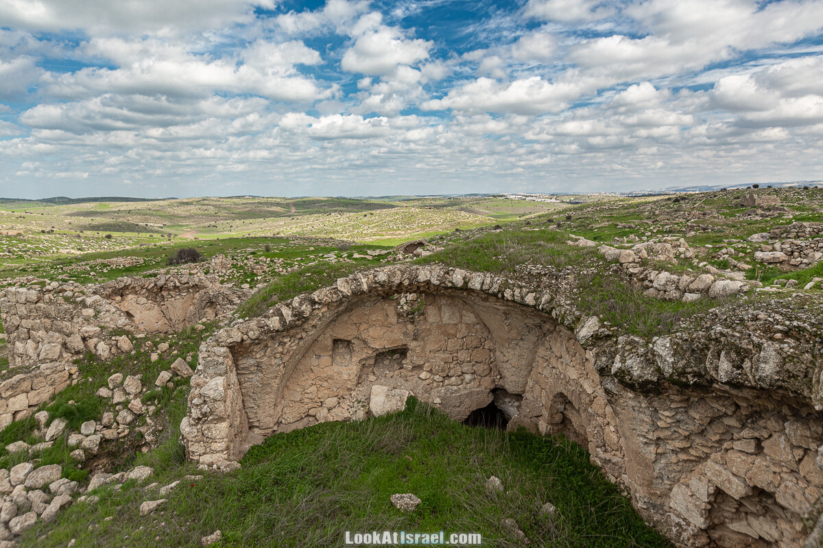 Затерянный город Умм а-Шекеф в округе Лахиш (אום א-שקף) | LookAtIsrael.com - Фото путешествия по Израилю