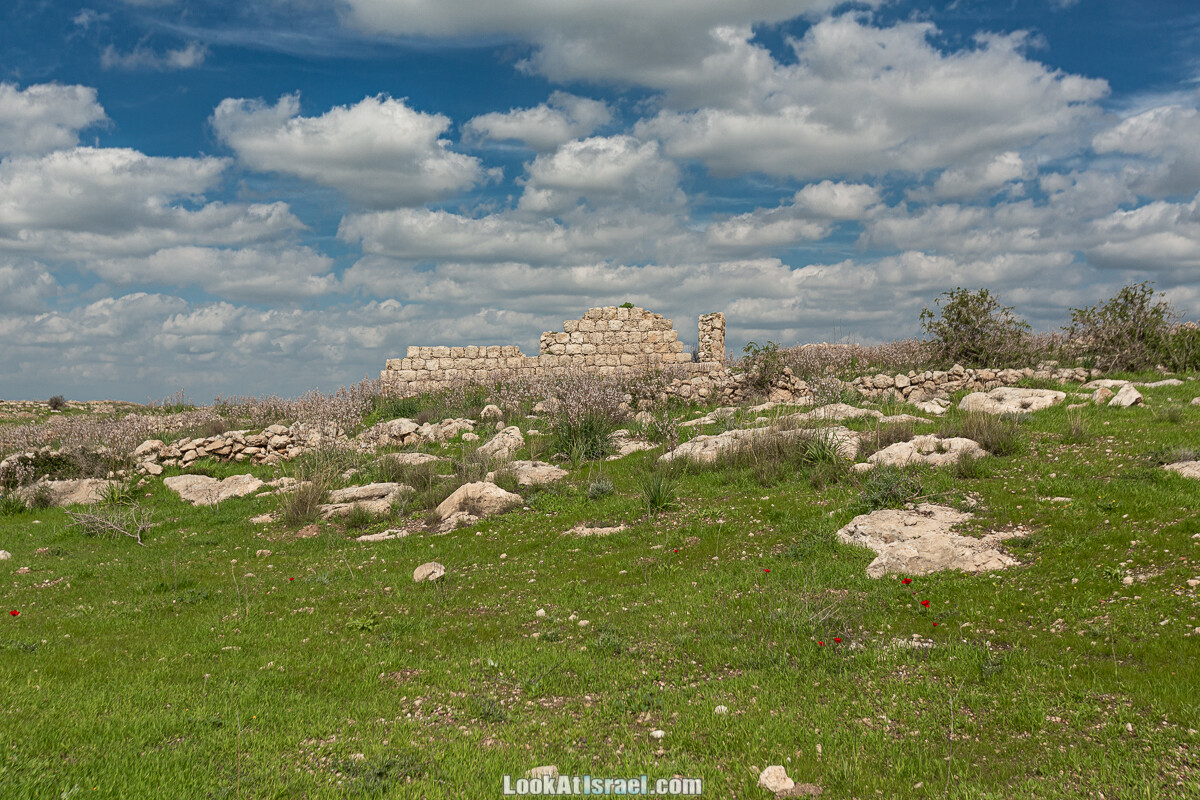 Затерянный город Умм а-Шекеф в округе Лахиш (אום א-שקף) | LookAtIsrael.com - Фото путешествия по Израилю