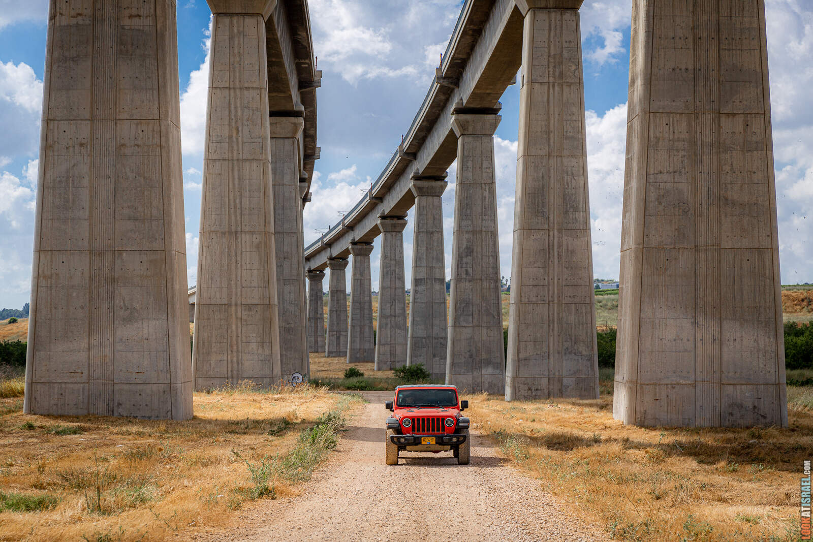 OranJew, Оранжевый Jeep Wrangler Rubicon под мостом