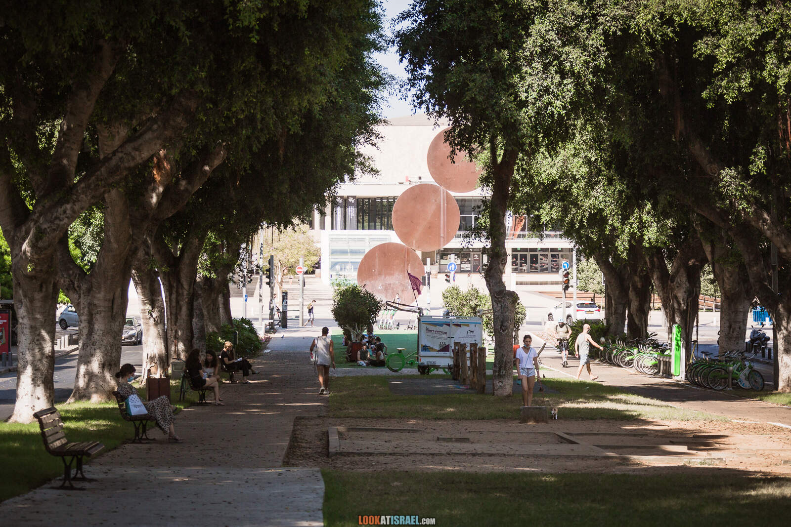 Тель-Авив, бульвар Ротшильд и театр Габими во время карантина | Lockdown on beaches of Tel Aviv | LookAtIsrael.com - Фото путешествия по Израилю