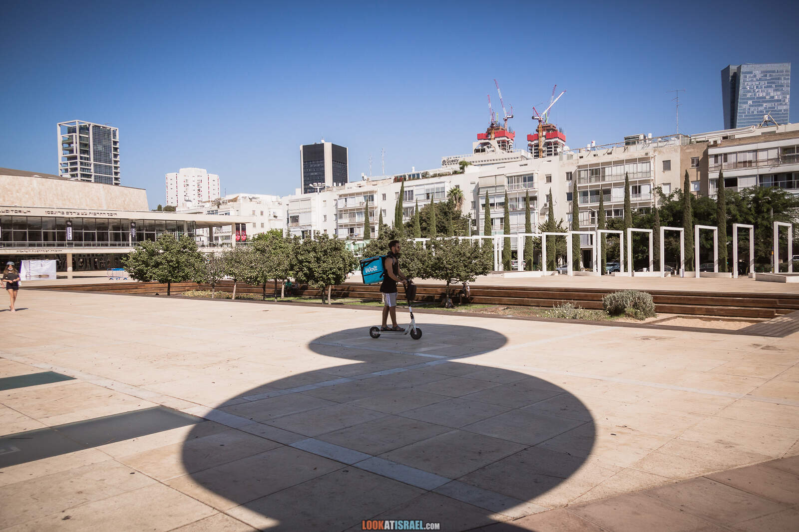 Тель-Авив, бульвар Ротшильд и театр Габими во время карантина | Lockdown on beaches of Tel Aviv | LookAtIsrael.com - Фото путешествия по Израилю