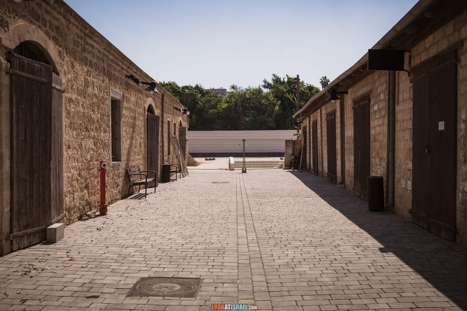 Тель-Авив, железнодорожная станция Ха-Тахана во время карантина | Lockdown on beaches of Tel Aviv | LookAtIsrael.com - Фото путешествия по Израилю