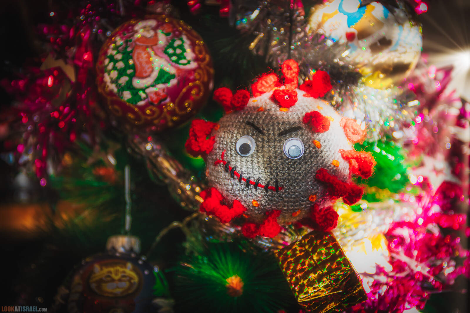 Корона вирус как ёлочная игрушка