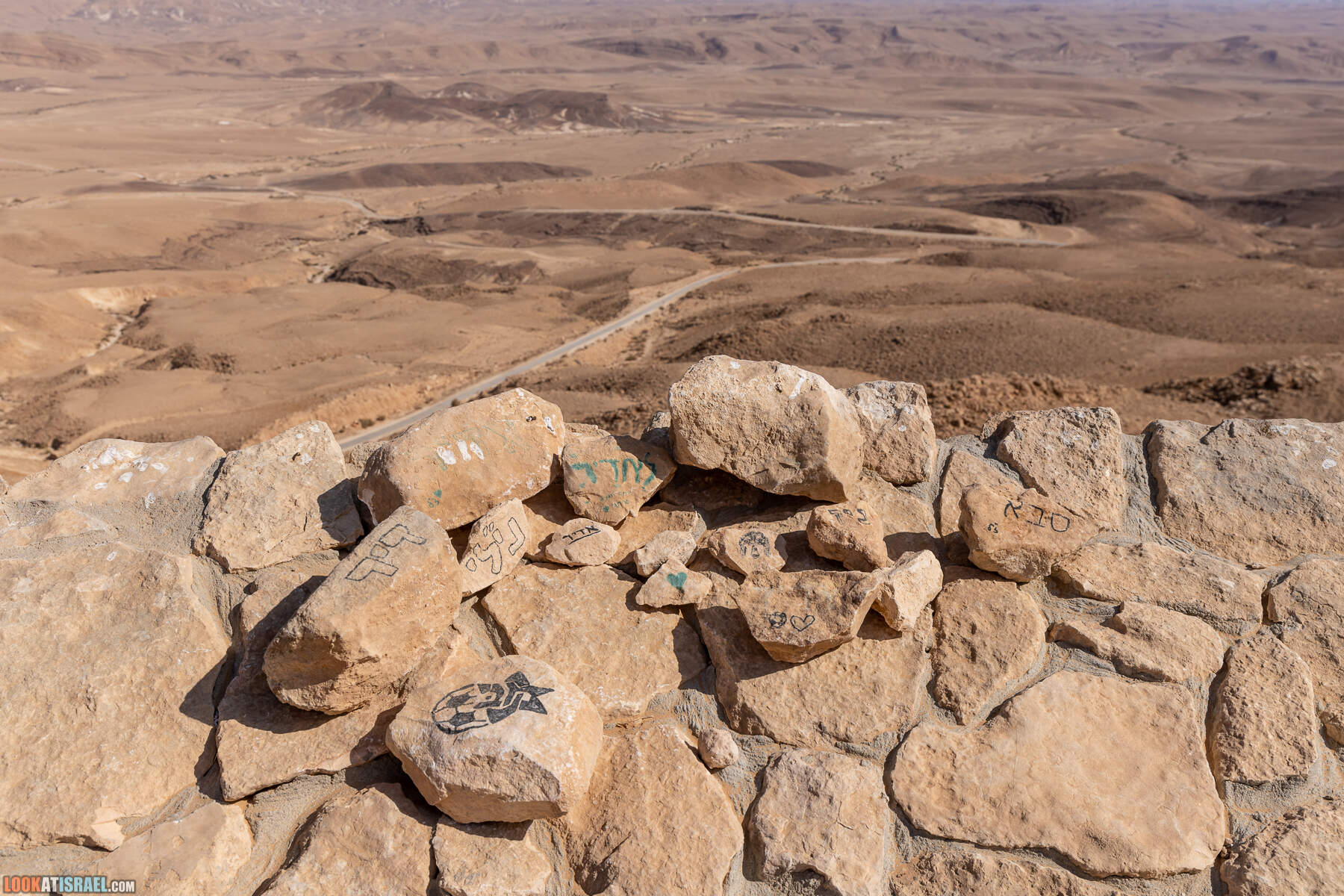 Южная часть дороги 10 вдоль границы с Египтом и Эйлатские горы - гора Берех, нахаль Метек, нахаль Ботем и Ботмим, обратная сторона долины Тимна, гигантские бульбусы в Израиле |  LookAtIsrael.com - Фото путешествия по Израилю