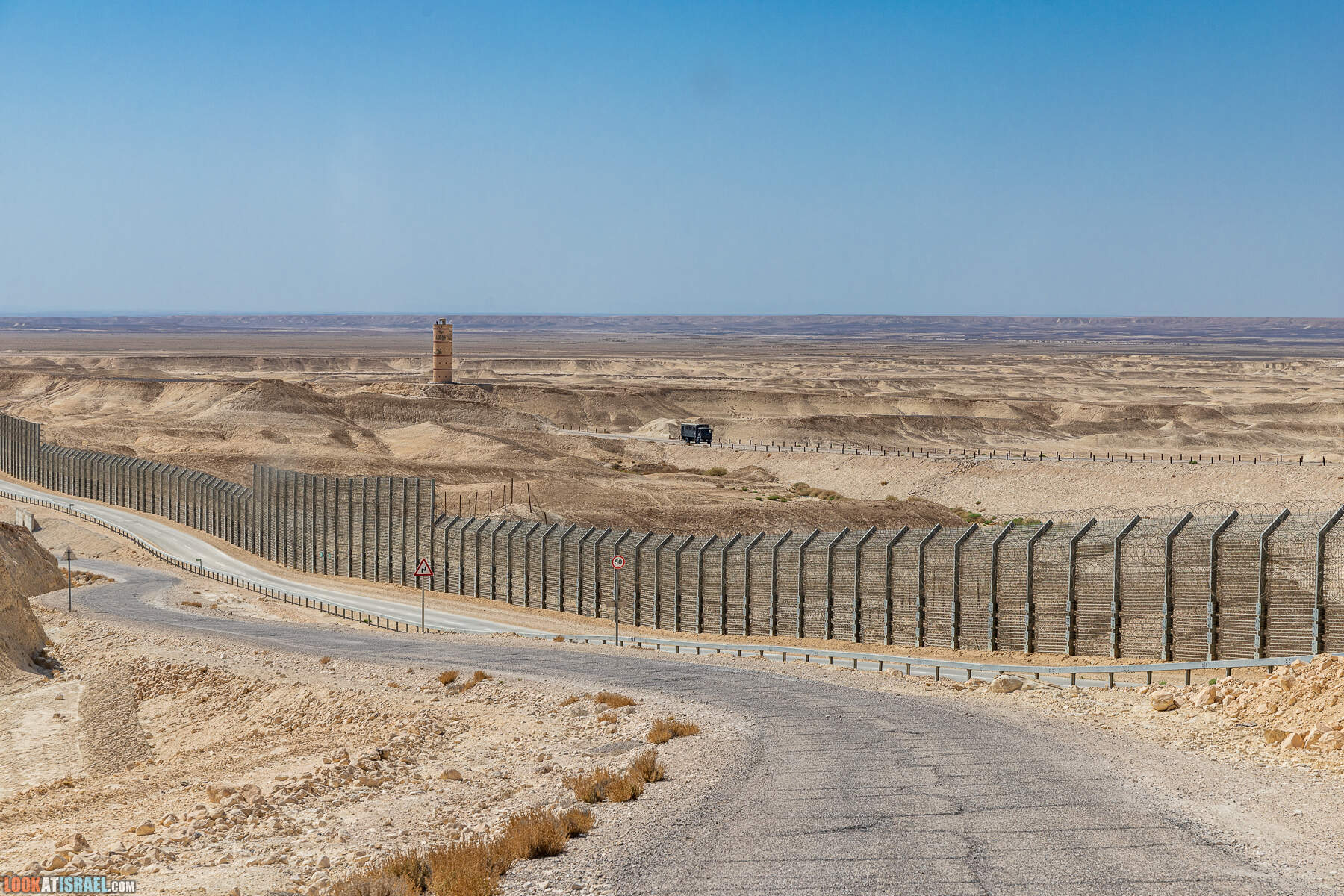 Южная часть дороги 10 вдоль границы с Египтом и Эйлатские горы - гора Берех, нахаль Метек, нахаль Ботем и Ботмим, обратная сторона долины Тимна, гигантские бульбусы в Израиле |  LookAtIsrael.com - Фото путешествия по Израилю