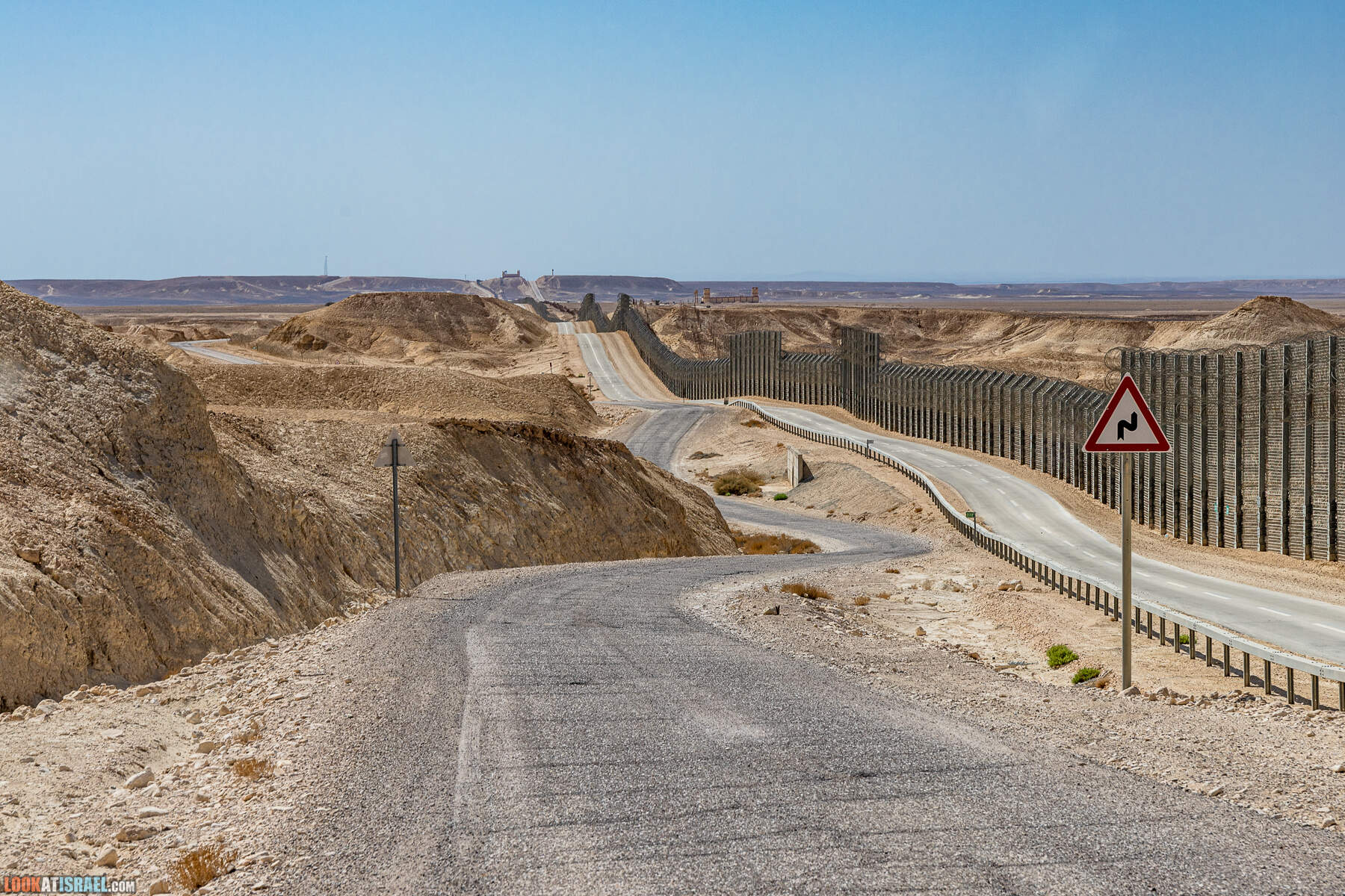 Южная часть дороги 10 вдоль границы с Египтом и Эйлатские горы - гора Берех, нахаль Метек, нахаль Ботем и Ботмим, обратная сторона долины Тимна, гигантские бульбусы в Израиле |  LookAtIsrael.com - Фото путешествия по Израилю