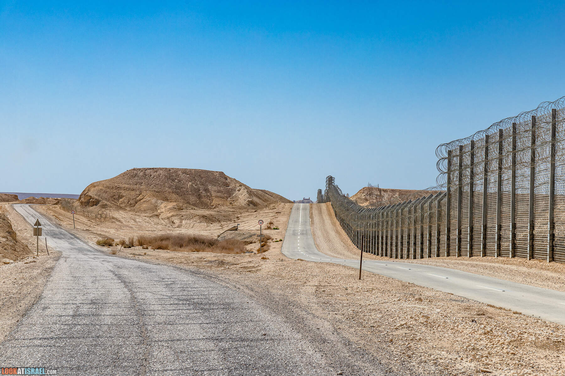 Южная часть дороги 10 вдоль границы с Египтом и Эйлатские горы - гора Берех, нахаль Метек, нахаль Ботем и Ботмим, обратная сторона долины Тимна, гигантские бульбусы в Израиле |  LookAtIsrael.com - Фото путешествия по Израилю