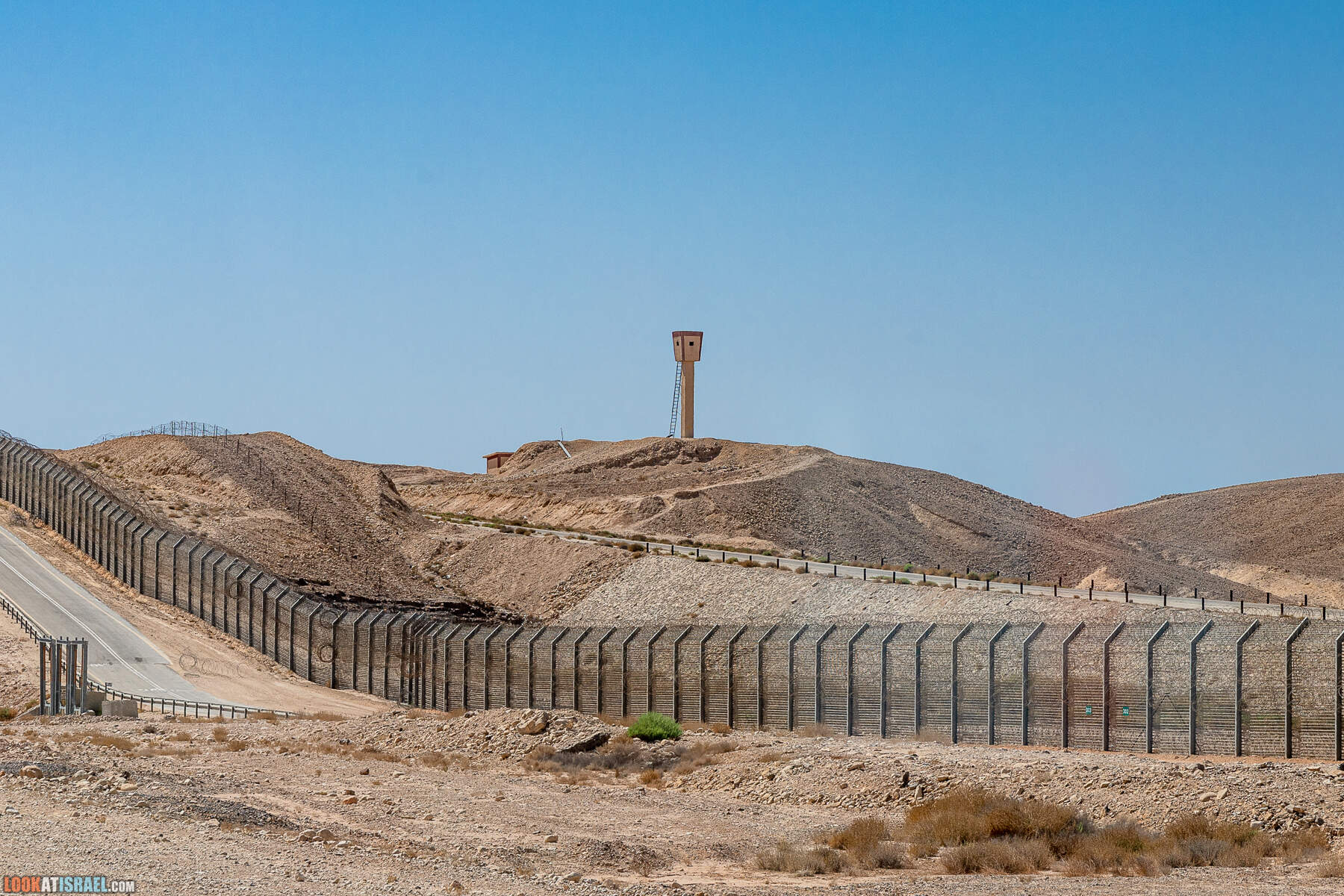 Южная часть дороги 10 вдоль границы с Египтом и Эйлатские горы - гора Берех, нахаль Метек, нахаль Ботем и Ботмим, обратная сторона долины Тимна, гигантские бульбусы в Израиле |  LookAtIsrael.com - Фото путешествия по Израилю