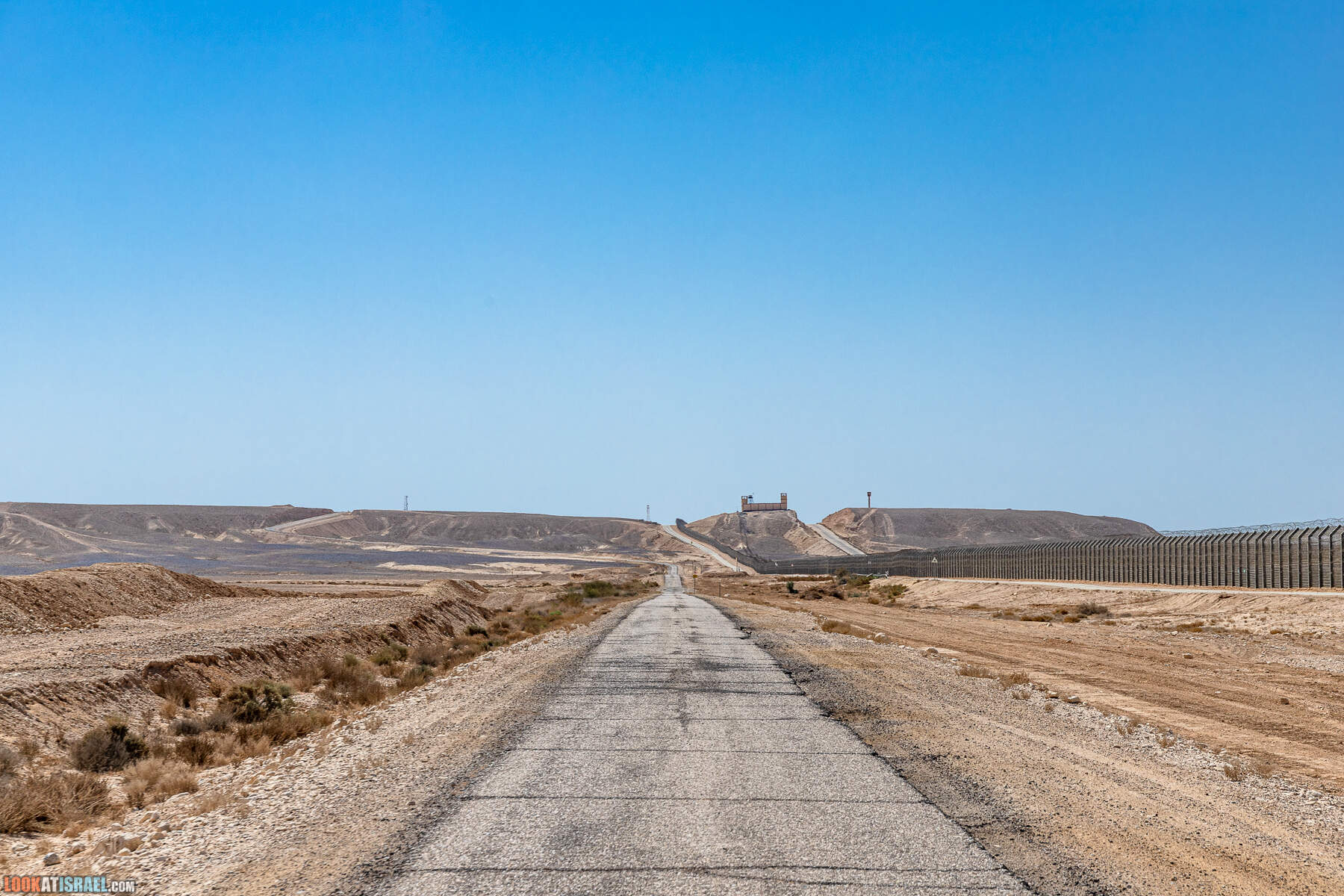 Южная часть дороги 10 вдоль границы с Египтом и Эйлатские горы - гора Берех, нахаль Метек, нахаль Ботем и Ботмим, обратная сторона долины Тимна, гигантские бульбусы в Израиле |  LookAtIsrael.com - Фото путешествия по Израилю