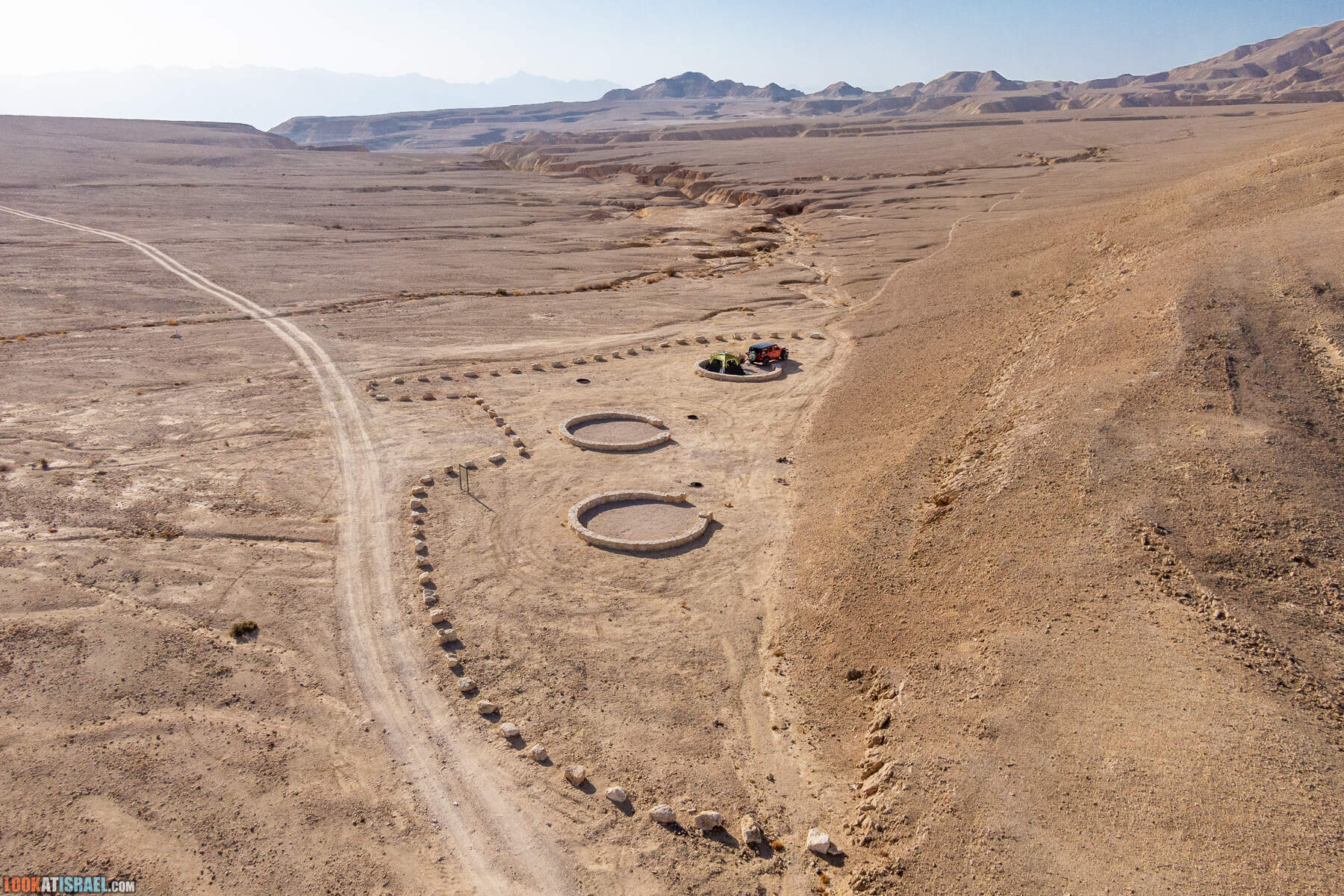 Южная часть дороги 10 вдоль границы с Египтом и Эйлатские горы - гора Берех, нахаль Метек, нахаль Ботем и Ботмим, обратная сторона долины Тимна, гигантские бульбусы в Израиле |  LookAtIsrael.com - Фото путешествия по Израилю