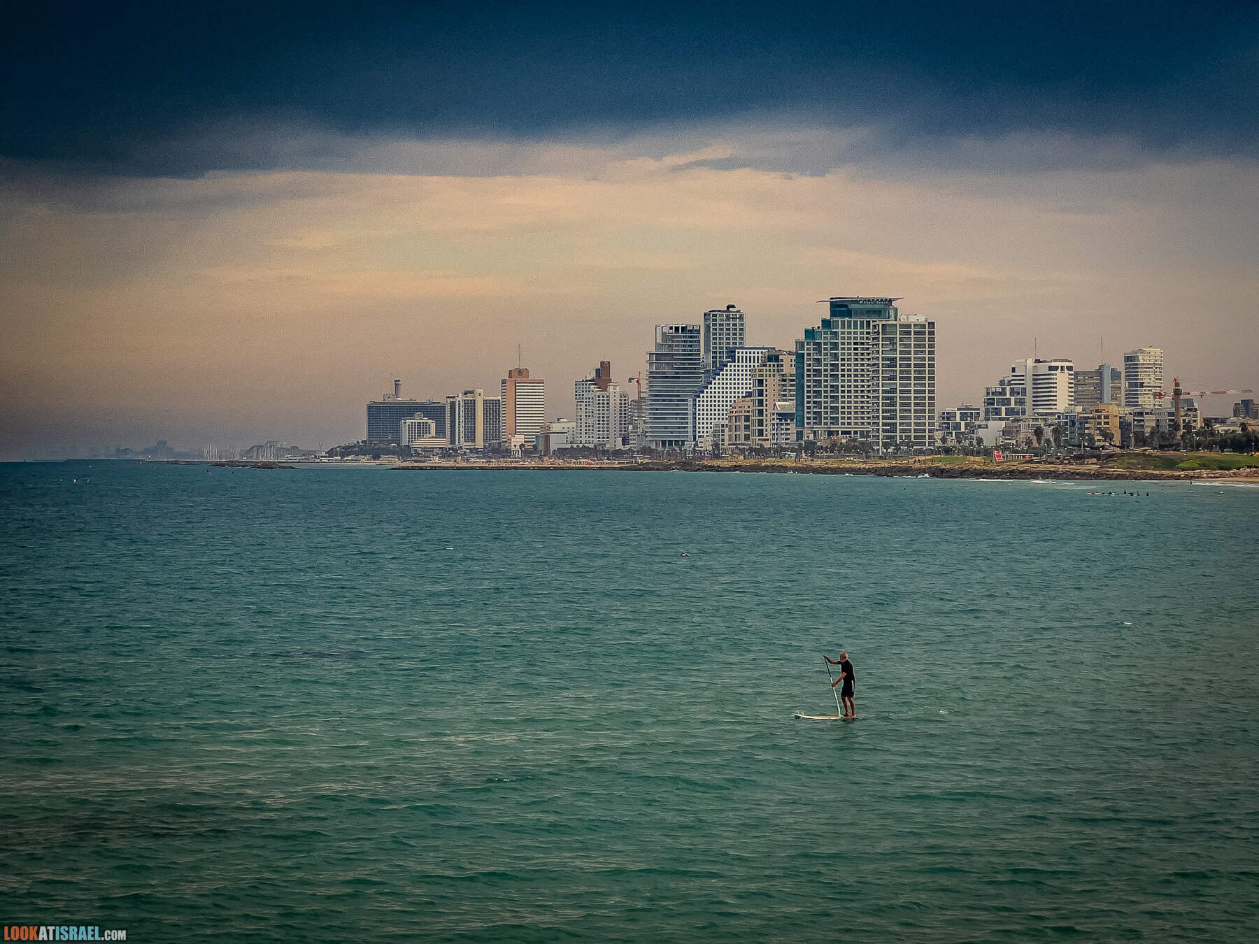 Тель Авив в октябре, вид из Яффо