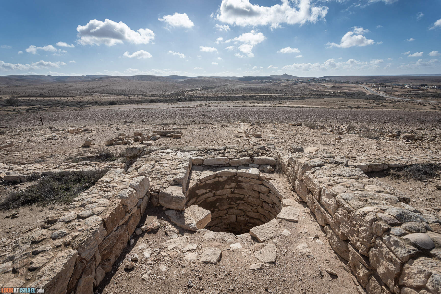 Путешествие на внедорожниках по пустыне. Ручей Нахаль Хацац, колодцы Хацац, Хирбет Хацац. Необычный вид на Большой махтеш