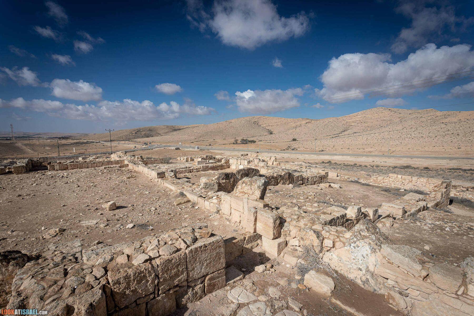 Путешествие на внедорожниках по пустыне. Ручей Нахаль Хацац, колодцы Хацац, Хирбет Хацац. Необычный вид на Большой махтеш