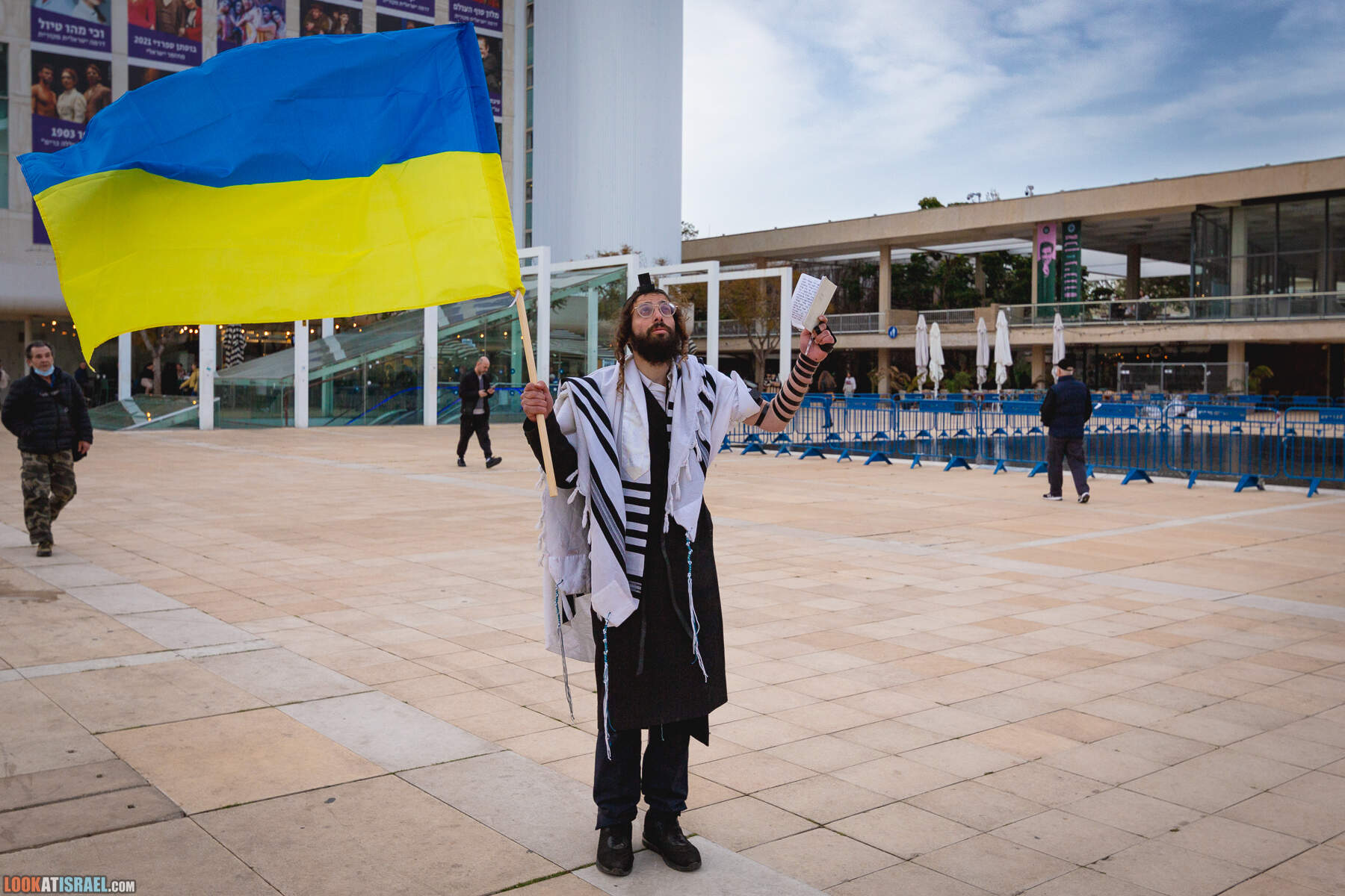 Митинг в поддержку Украины и трансляция выступление президента Владимира Зеленского на площади Габима в Тель-Авиве