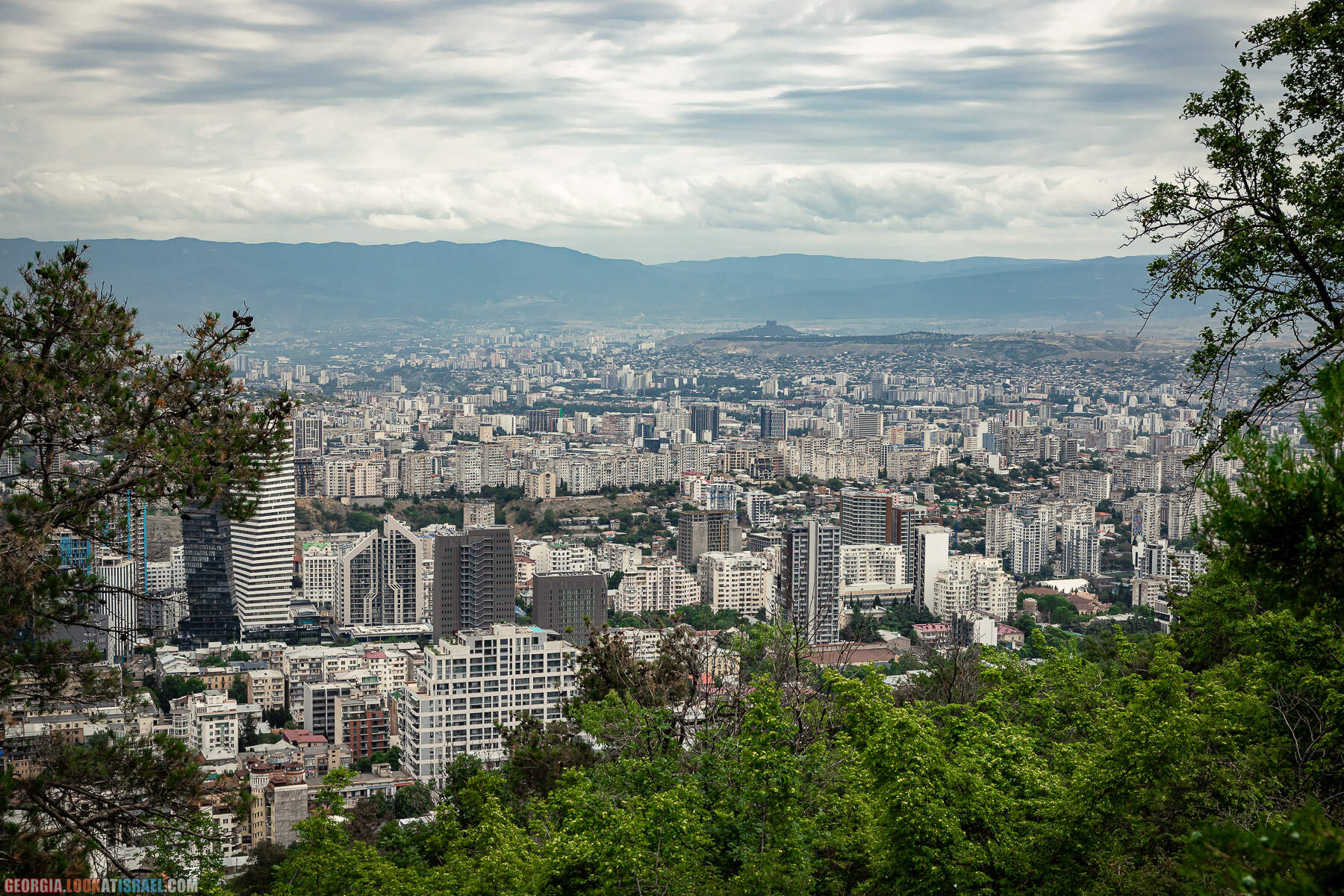 Вид на Тбилиси с горы Мтацминда, со стороны Черепашьего озера