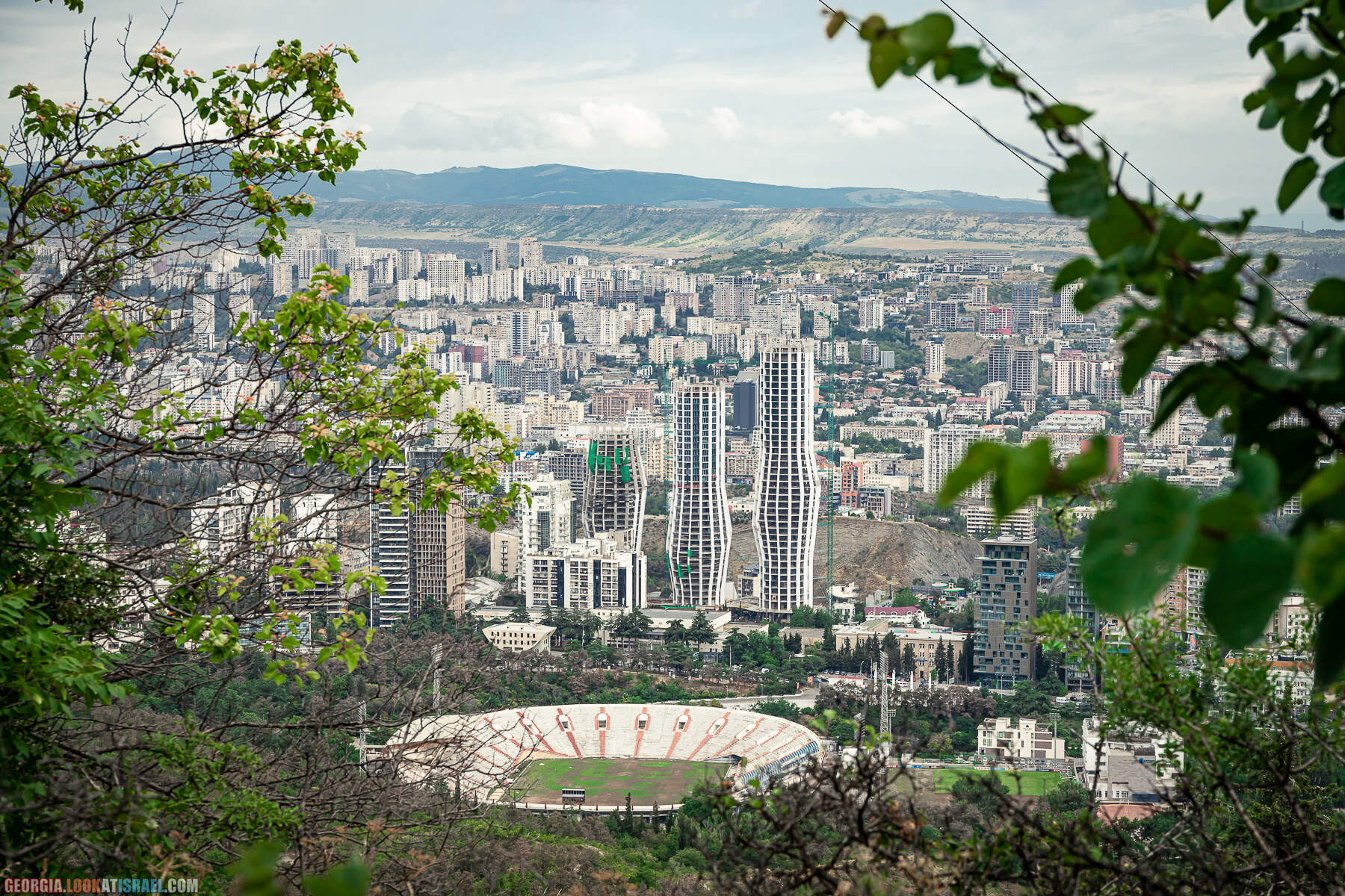 Вид на Тбилиси с горы Мтацминда, со стороны Черепашьего озера
