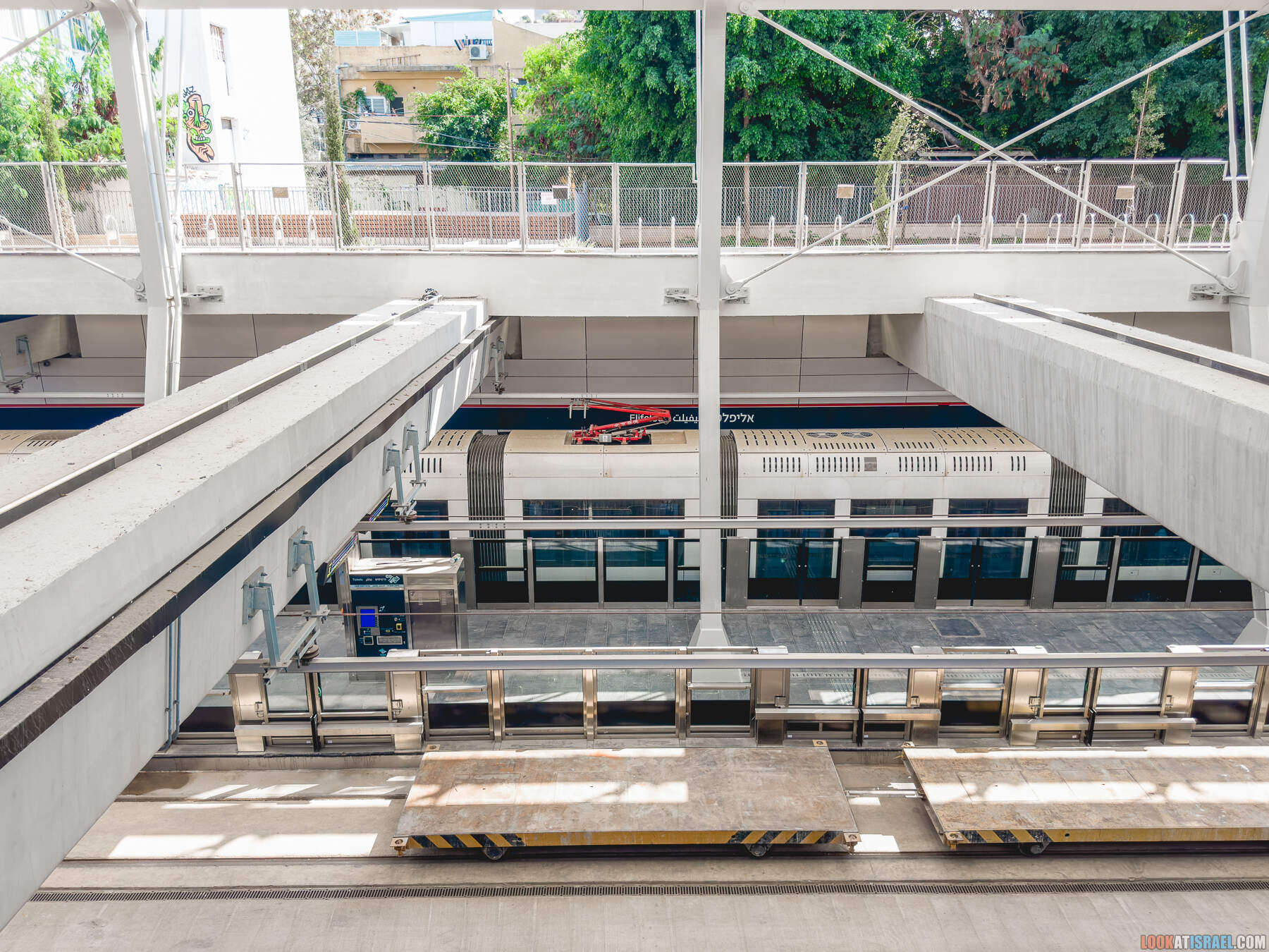 Станция метро трамвая Элифелет в Тель Авиве, Прогулка по улицам Тель Авива