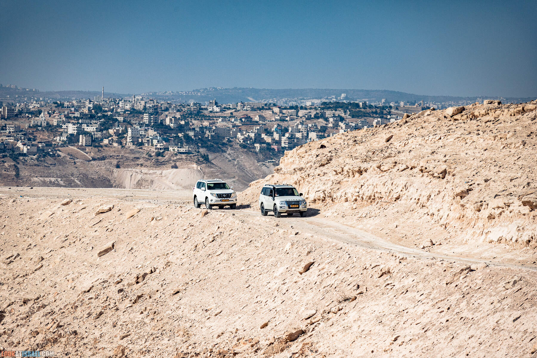 Путешествие корги на джипах по Иудейской пустыне - гора Мунтар (Азазель), монастырь Мар Саба, Гиркания, гора Рас Муакеф