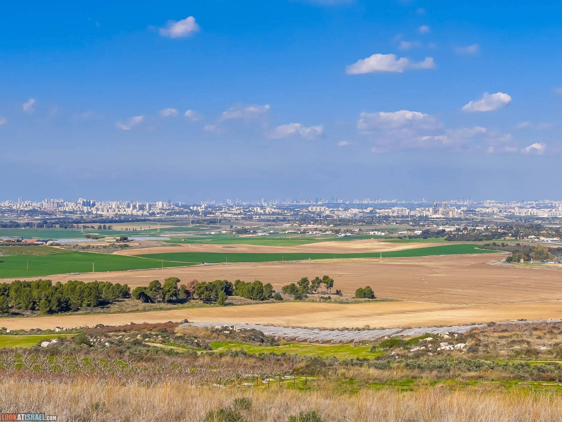 Вид на долину Аялон, Тель Авив и Гуш Дан с холма Тель Гезер