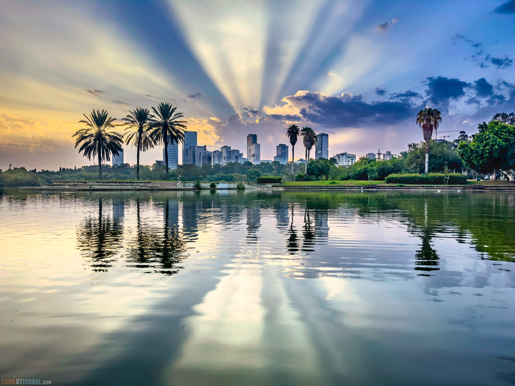 Рассвет в парке Яркон, Тель Авив, Рамат Ган, Israel - Sunrise over park ha-Yarkon (Tel Aviv, Ramat Gan, Israel) - זריחה בפארק הירקון