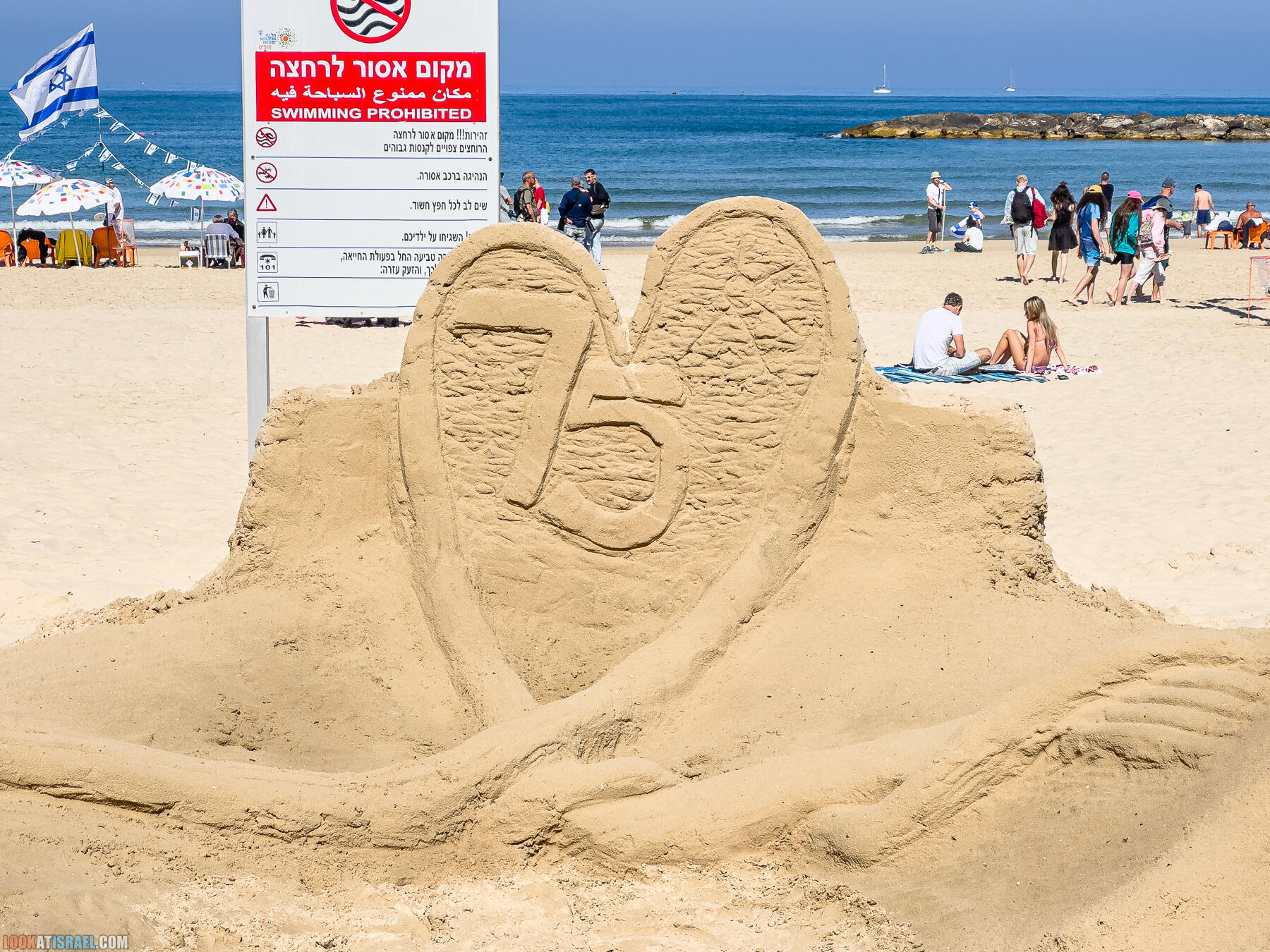 Песочная скульптура на пляже Тель Авива к 75 годовщине Независимости Израиля