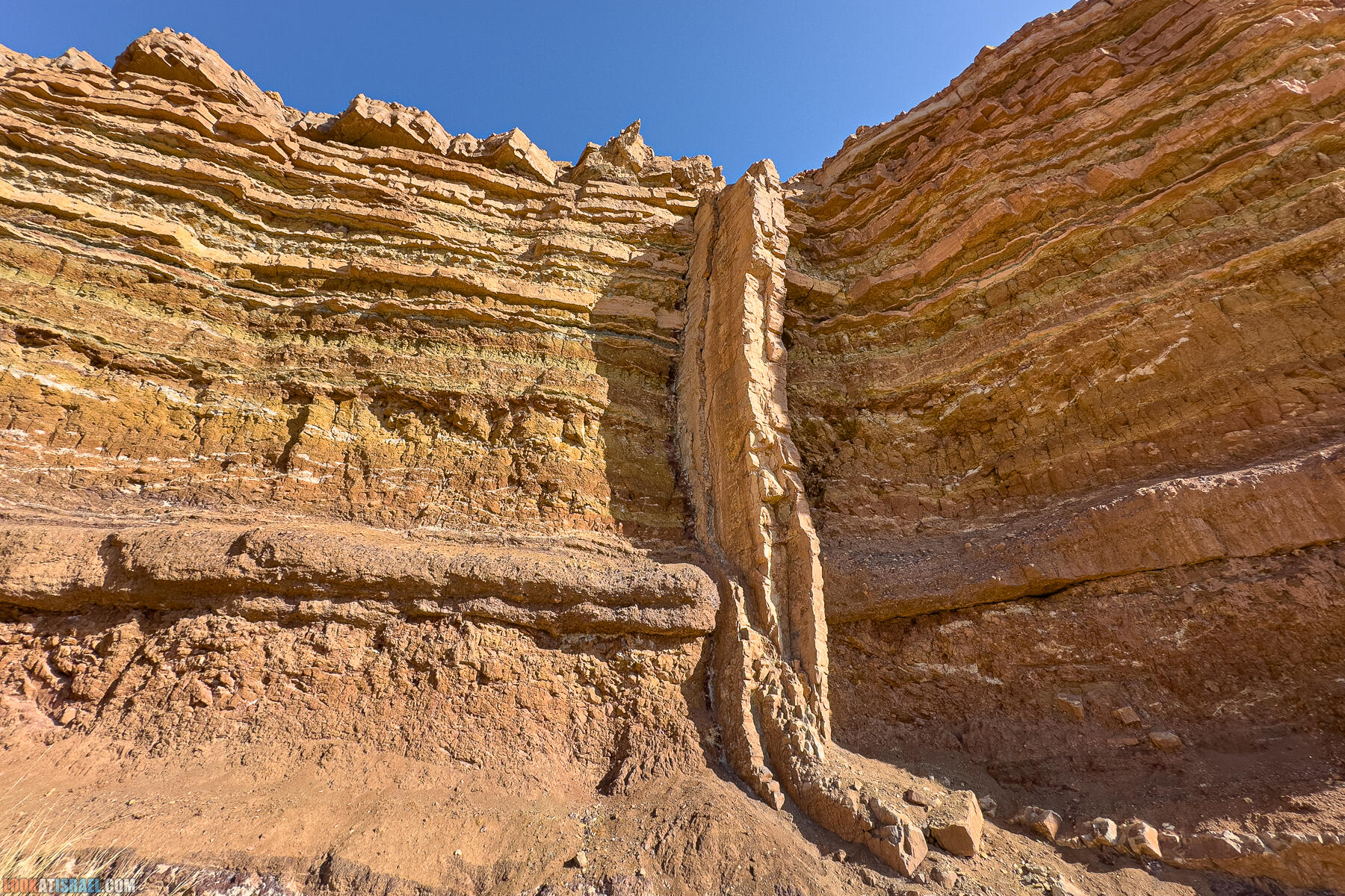 Поход на гору Ардон в Махтеш Рамон (Израиль), дайка, конусный холм