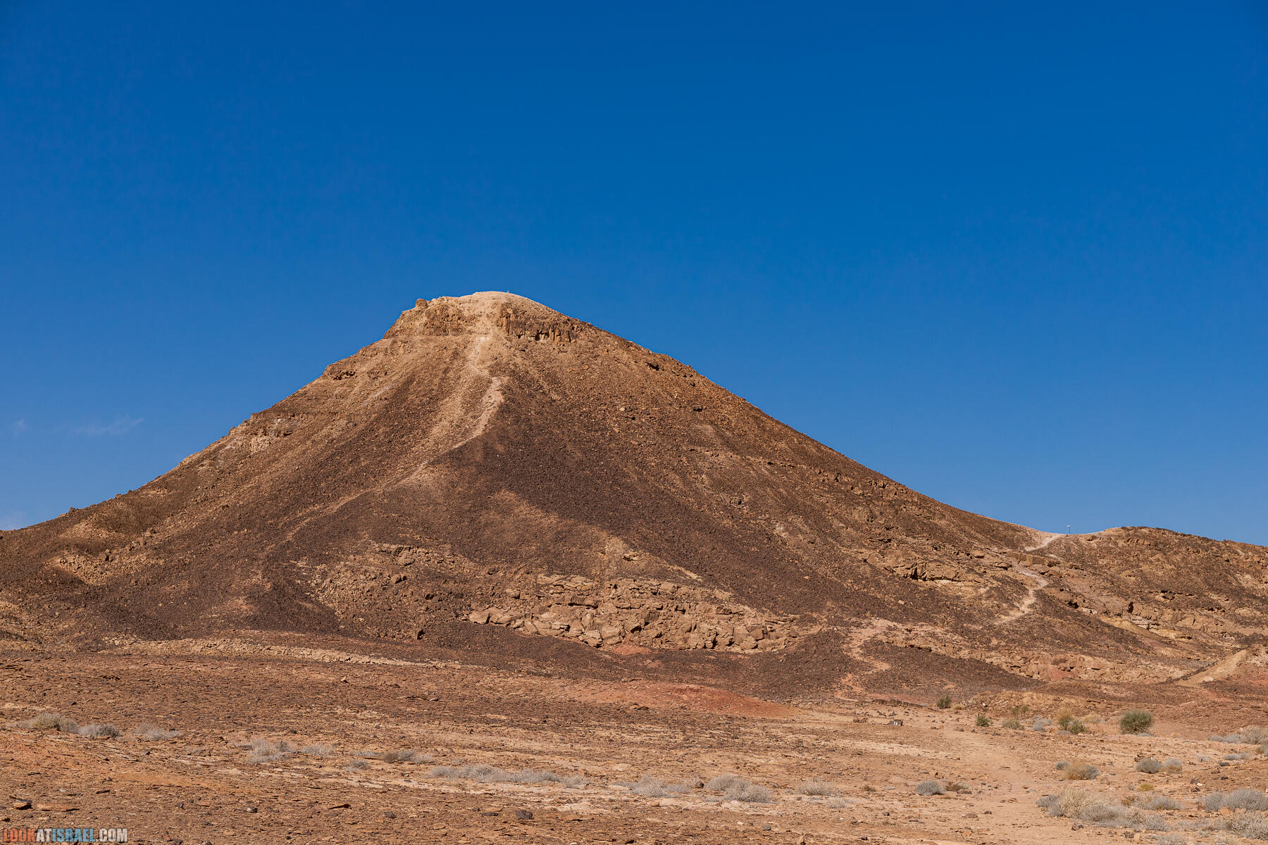 Поход на гору Ардон в Махтеш Рамон (Израиль), дайка, конусный холм