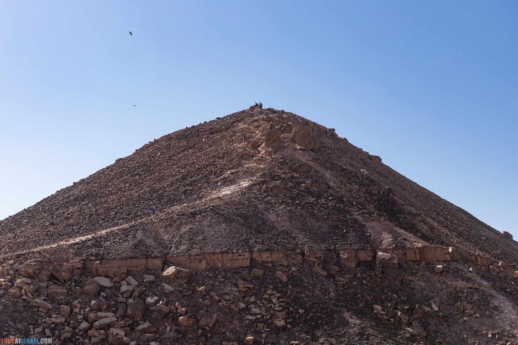 Поход на гору Ардон в Махтеш Рамон (Израиль), дайка, конусный холм