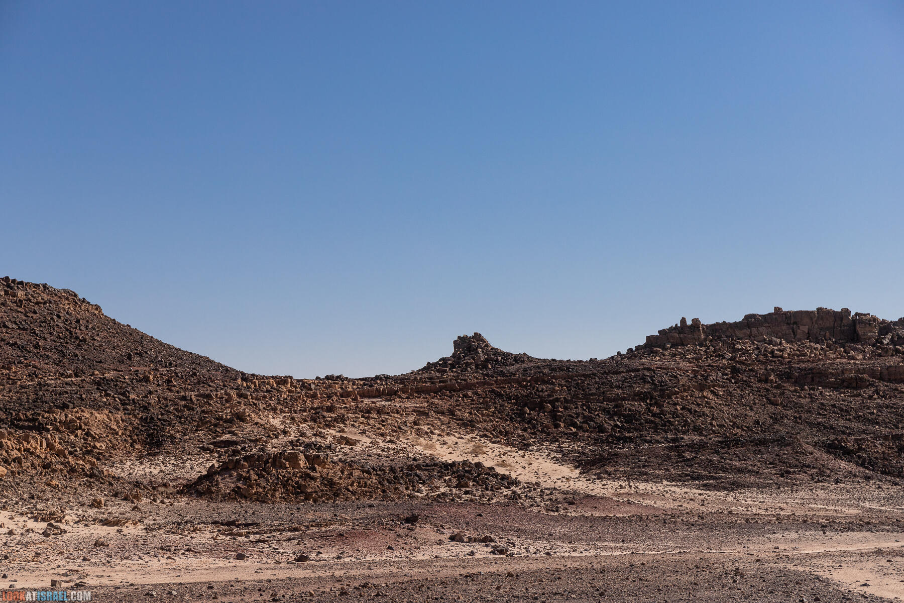 Поход на гору Ардон в Махтеш Рамон (Израиль), дайка, конусный холм