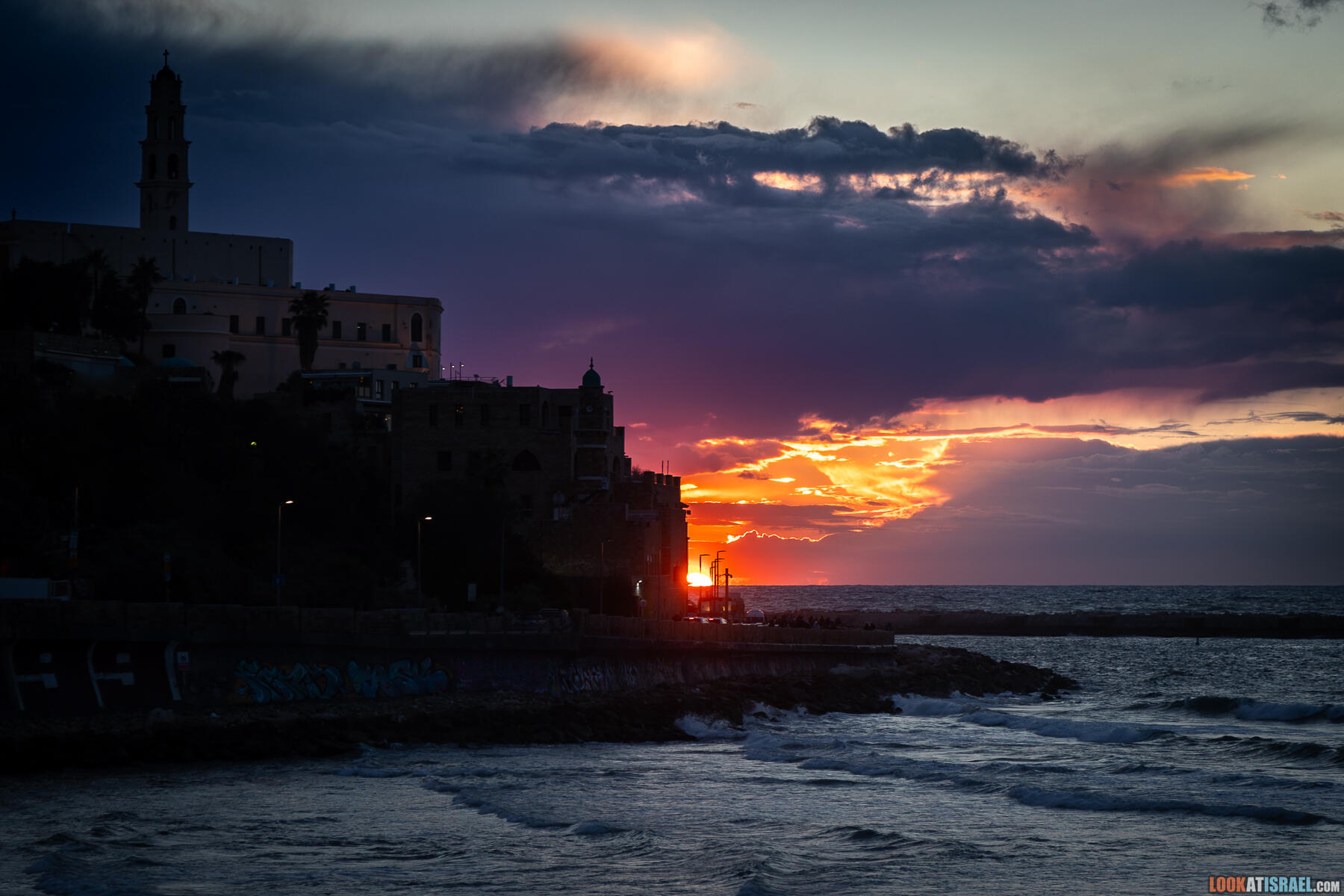 Зимний красный закат в Яффо