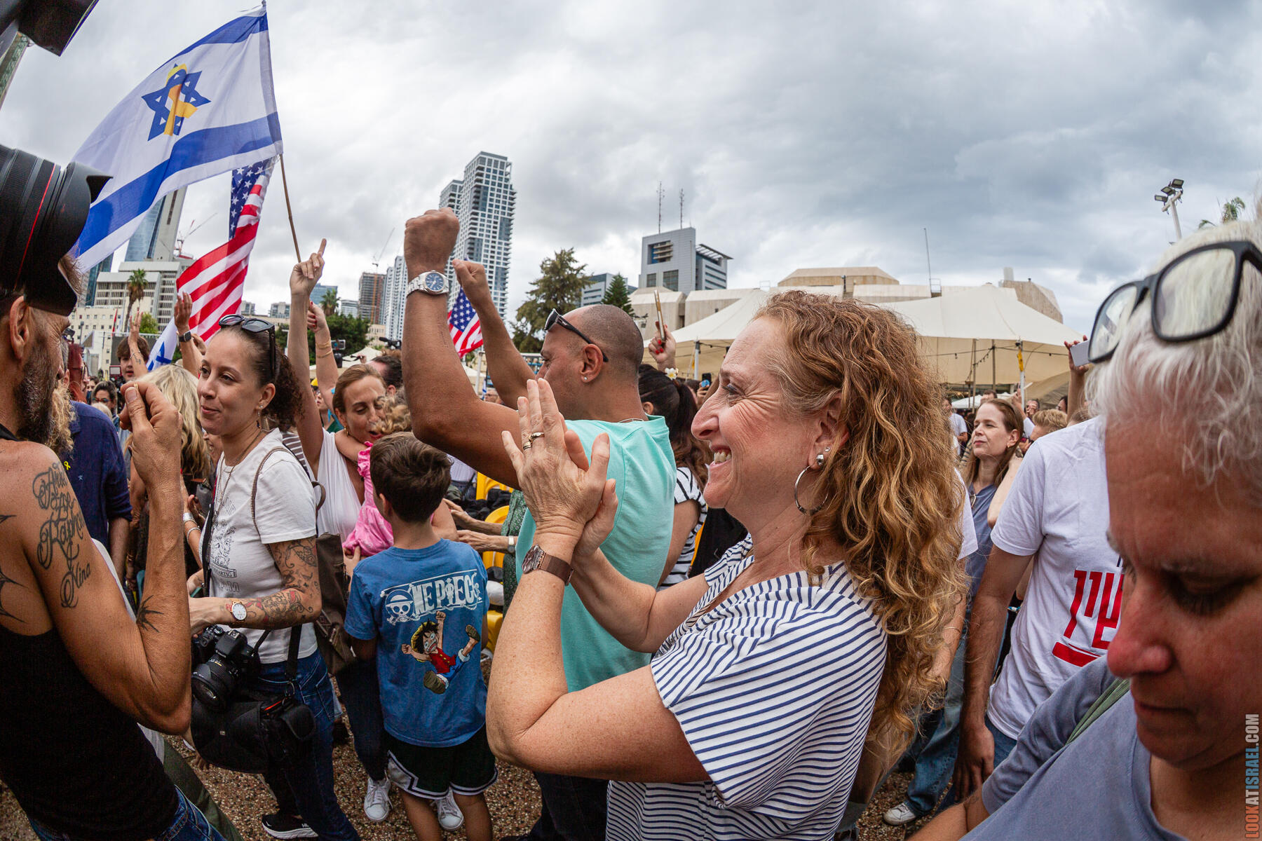 Возвращение домой: празднование на Площади заложников - חגיגות החזרת החטופים בתל אביב