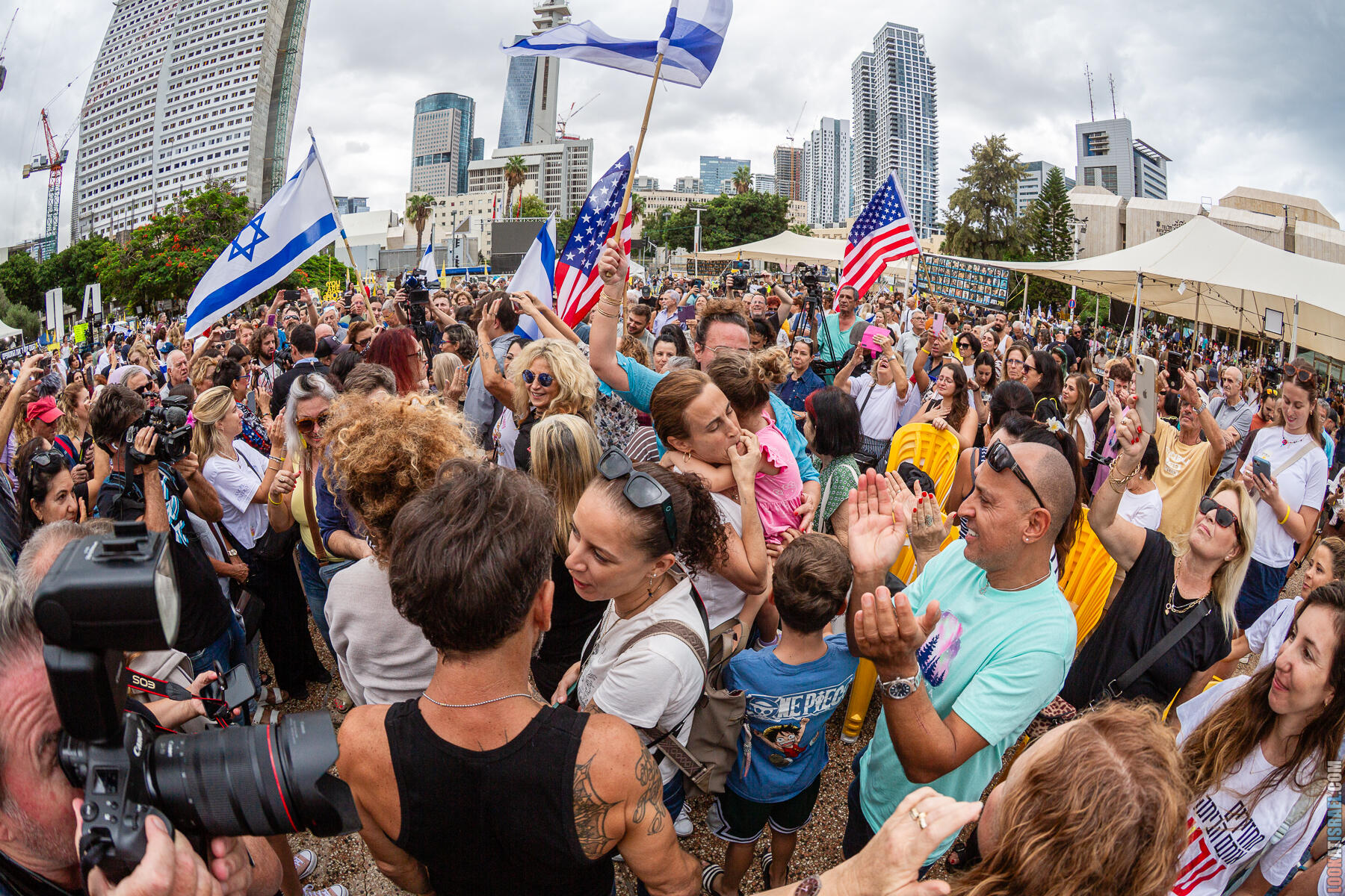 Возвращение домой: празднование на Площади заложников