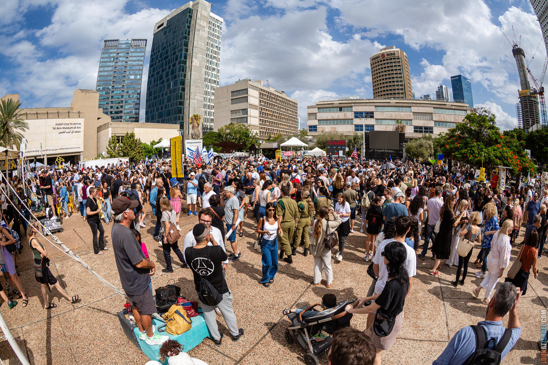 Возвращение домой: празднование на Площади заложников - חגיגות החזרת החטופים בתל אביב