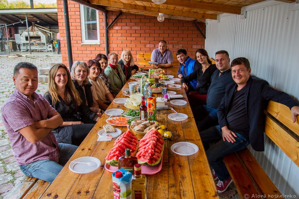 Время встречи одноклассников. Встреча выпускников фотосессия на природе. Встреча выпускников. Встреча одноклассников фотосессия. Встреча выпускников фото.